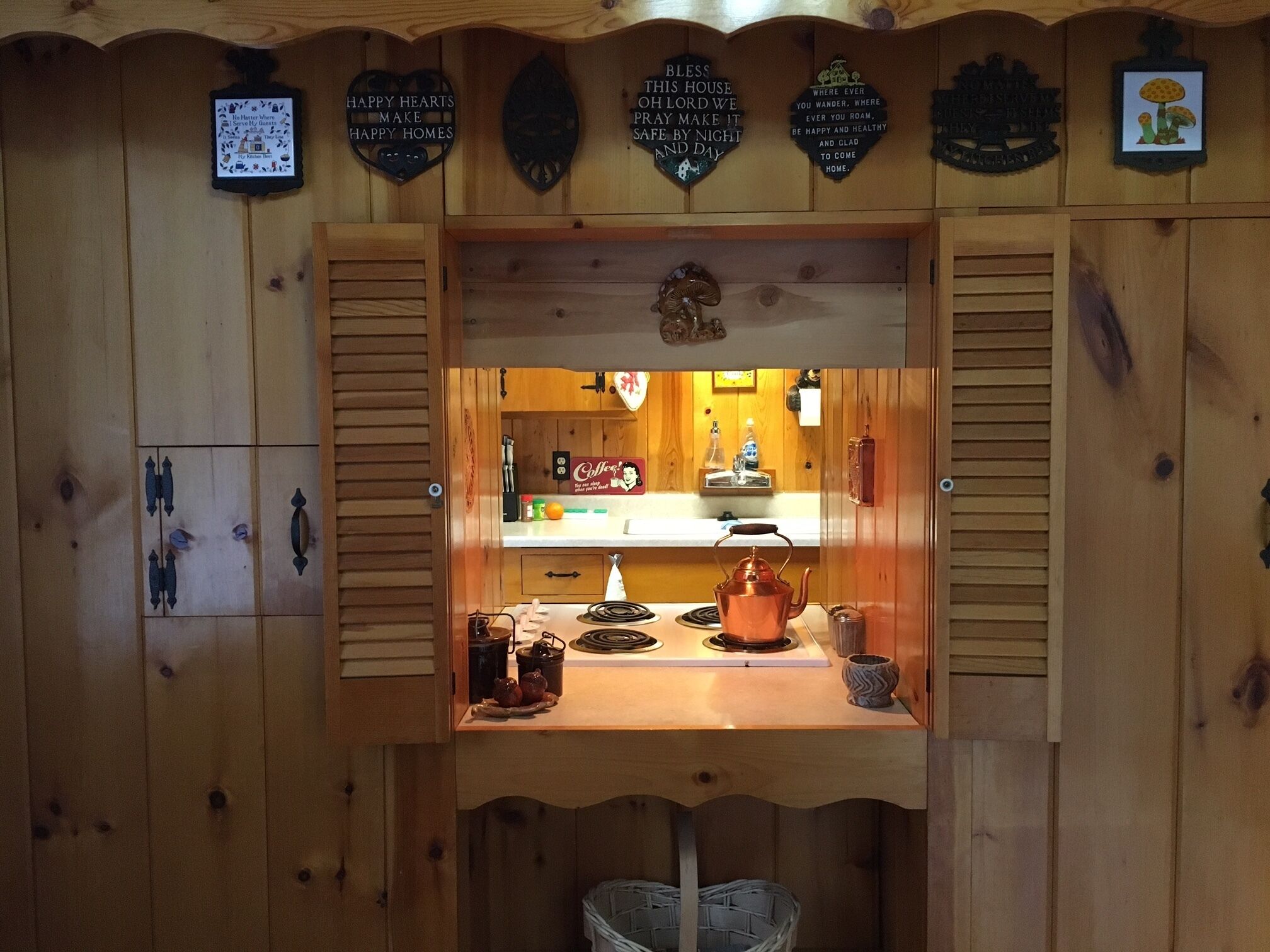 Cozy cabin in the woods - Close to the arts/music & village,  Pet friendly, Wifi