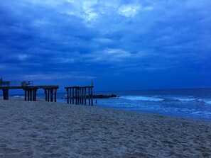 Playa en los alrededores, camastros y toallas de playa 