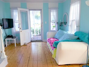 3 bedrooms, desk, free WiFi, bed sheets - A whole-house beach rental, "Creamcake House" in historic Ocean Grove (Ocean Grove)