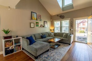 Smart TV, lettore DVD, libri, biblioteca musicale