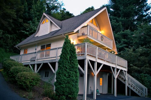 Wonderful views, wrap around deck, 4 bedrooms, May Discount