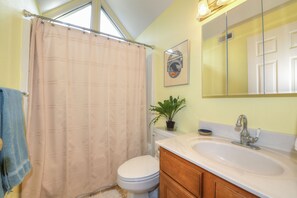 Suihku, poreamme, hiustenkuivaaja, pyyhkeet