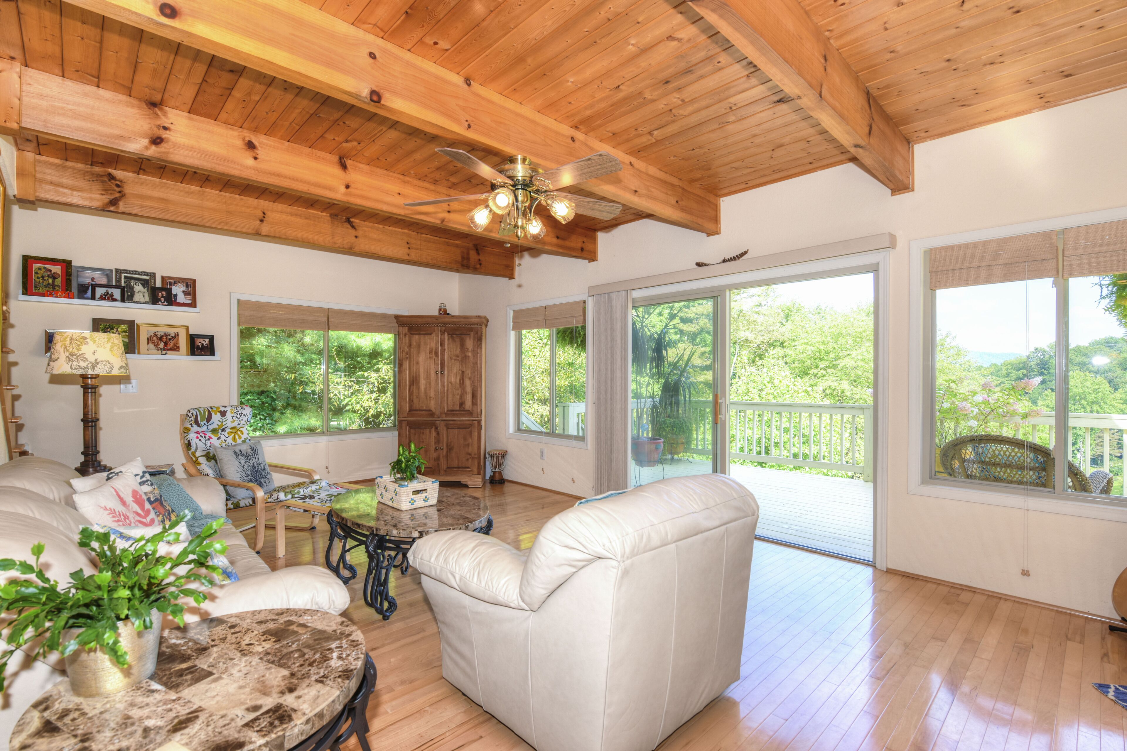 Wonderful views, wrap around deck, 4 bedrooms, May Discount