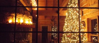 Very private luxury log home - Now with free 5G Wi-Fi!