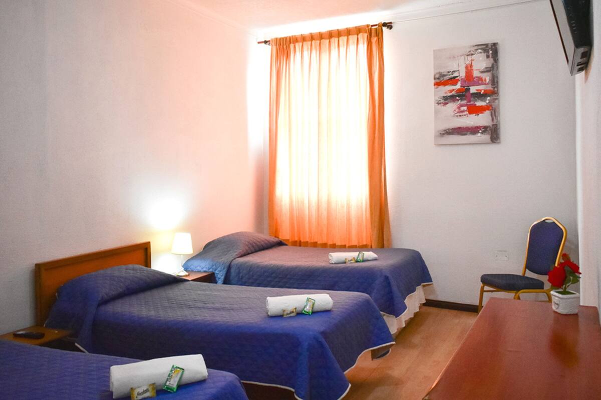 Dreibettzimmer | Zimmersafe, Schreibtisch, kostenloses WLAN, Bettwäsche