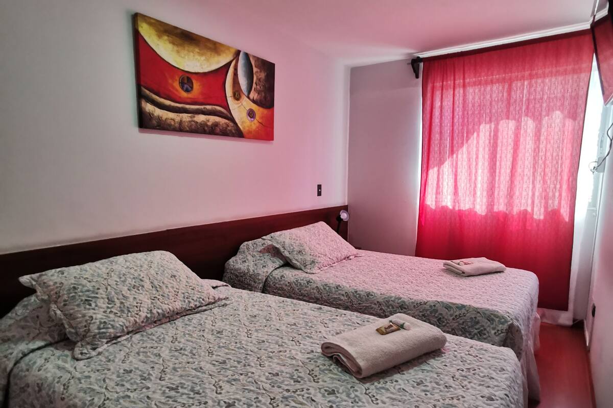 Habitación Doble con Cama Extra | Zimmersafe, Schreibtisch, kostenloses WLAN, Bettwäsche