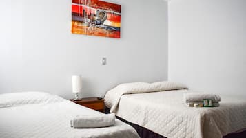 Habitación doble, balcón, vistas al mar | Caja fuerte, escritorio, wifi gratis y ropa de cama