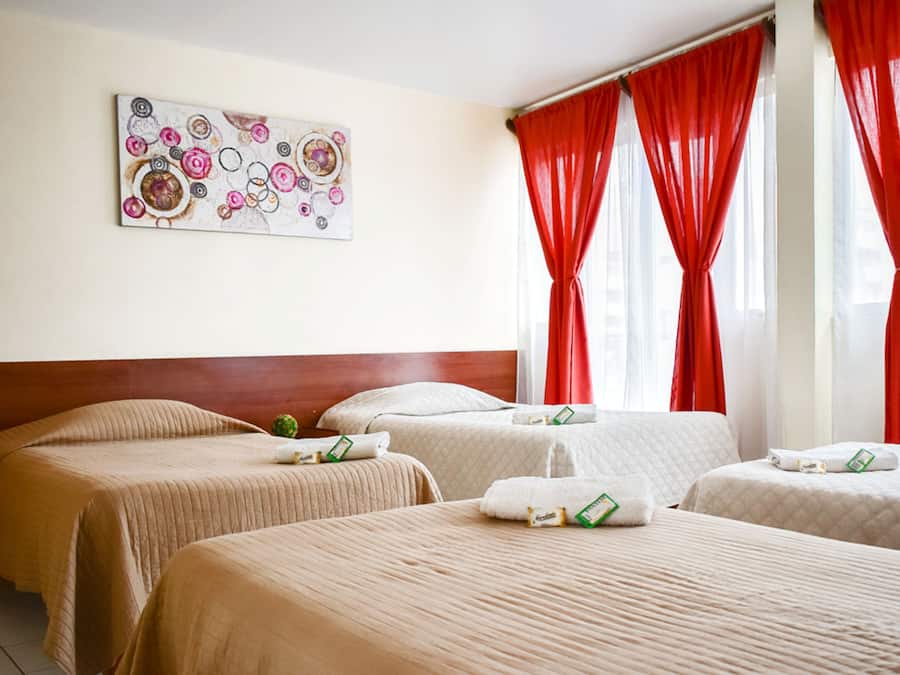 Chambre quadruple, balcon | Coffre-fort, bureau, accès au Wi-Fi (inclus), literie fournie