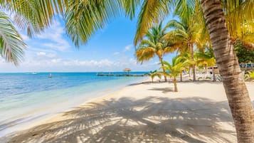 Aan het strand, ligstoelen aan het strand, strandlakens