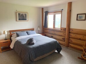 4 bedrooms, iron/ironing board, WiFi, bed sheets - Log Home Getaway with Incredible Mountain Views (Golden)