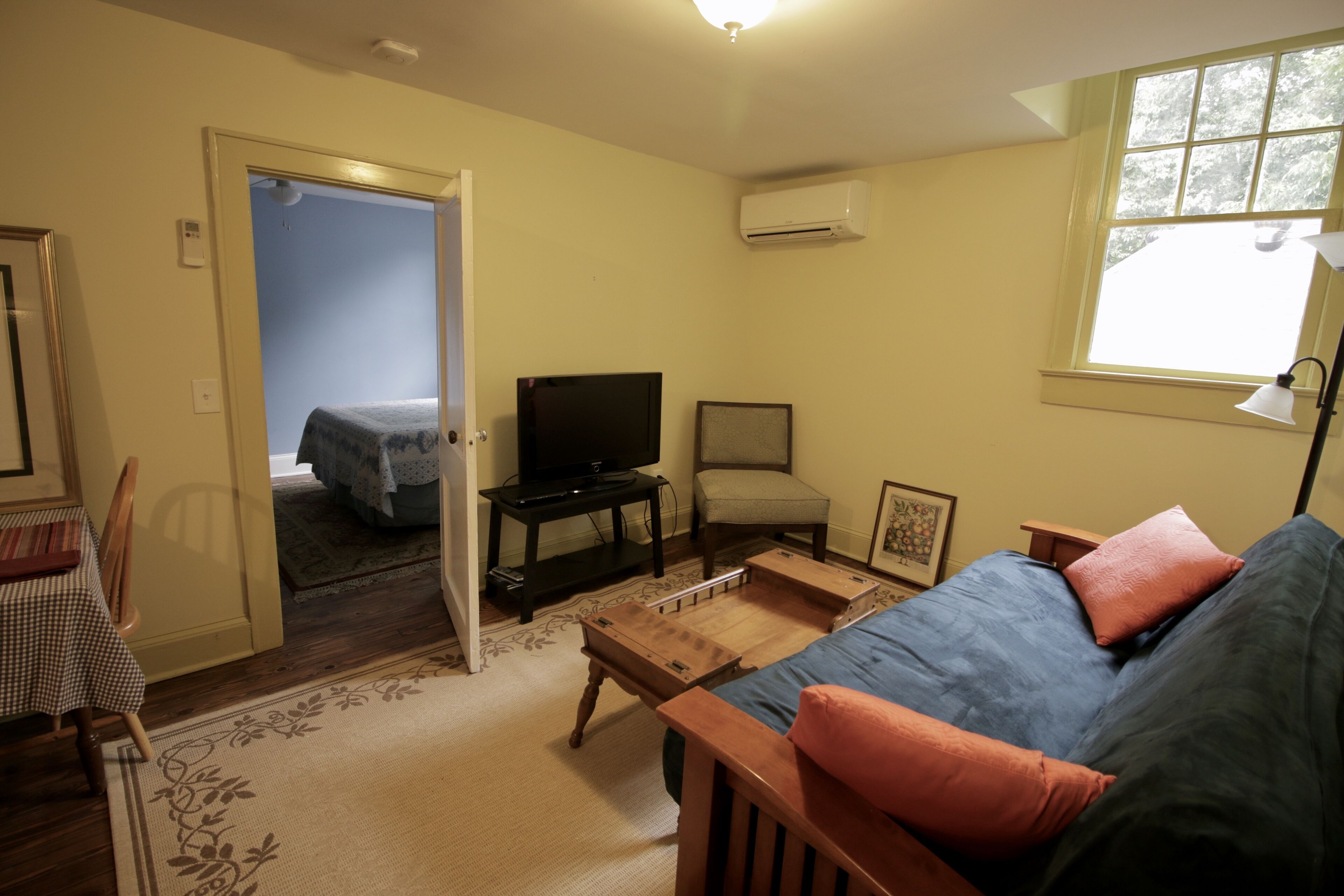 On Boulevard. Sleeps 4. Newly Renovated Apartment! Walk to downtown and stadium.