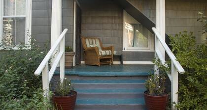 On Boulevard. Sleeps 4. Newly Renovated Apartment! Walk to downtown and stadium.