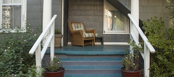 On Boulevard. Sleeps 4. Newly Renovated Apartment! Walk to downtown and stadium.