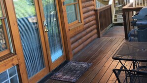 Eine Holzhütte mit einer Terrasse, einer Treppe und einer Tür mit der Aufschrift '847 2'.