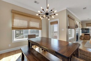 Dining - SeaEsta: 🐾 Renovated Beach Cottage | Gulf Views | Dog Friendly | 75 ft to Beach (Navarre)