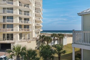 Exterior - SeaEsta: 🐾 Renovated Beach Cottage | Gulf Views | Dog Friendly | 75 ft to Beach (Navarre)