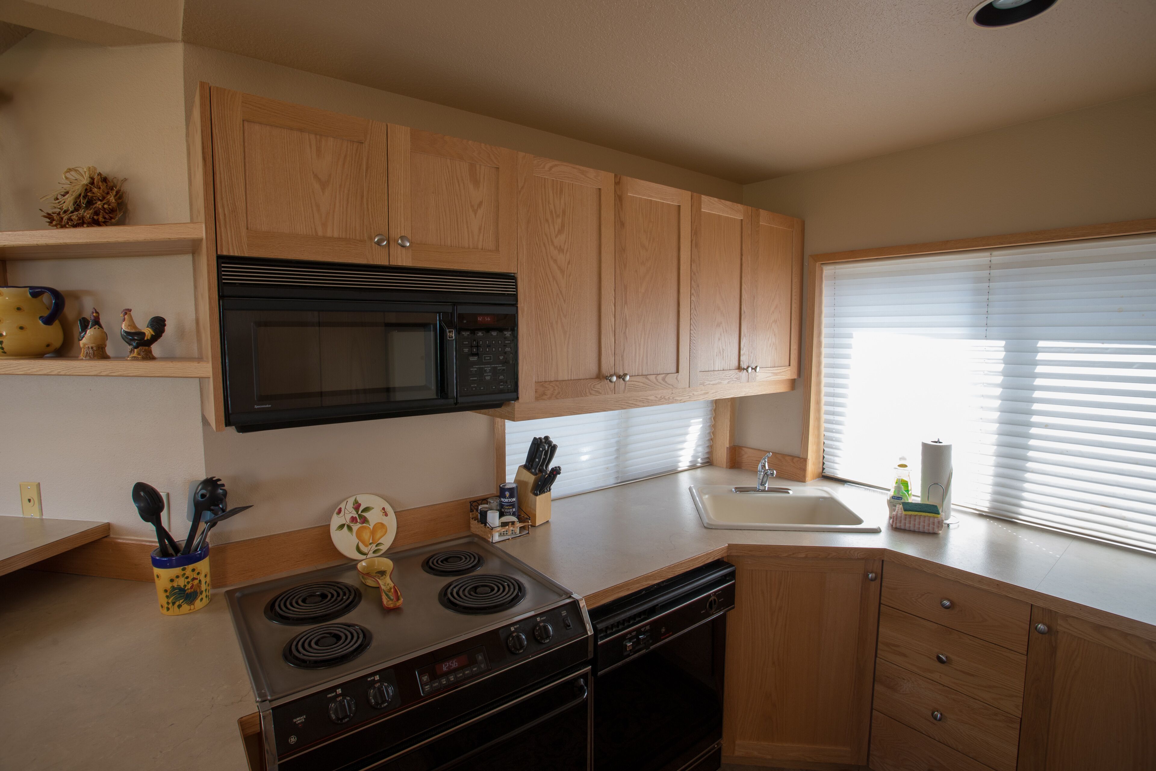 SKI SEASON IS HERE--- MANY GOOD DATEES AVAILABLE!   SHORT DRIVE TO MT BACHELOR