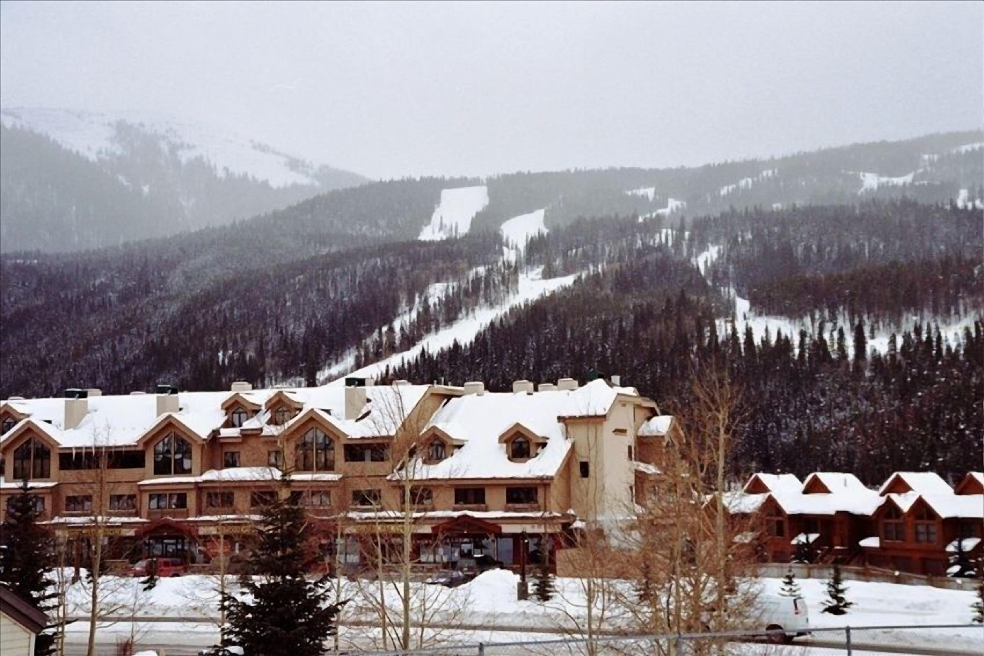 3 BR/3 BA Corner Unit Facing Ski Runs near River Run Village