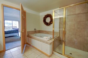 Combined shower/tub, jetted tub, hair dryer, towels