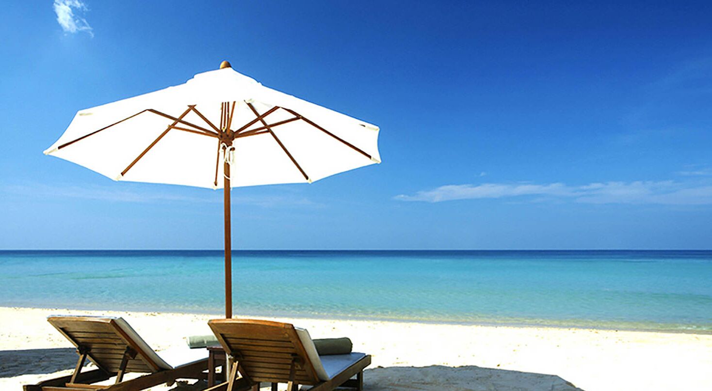 Plage, chaises longues