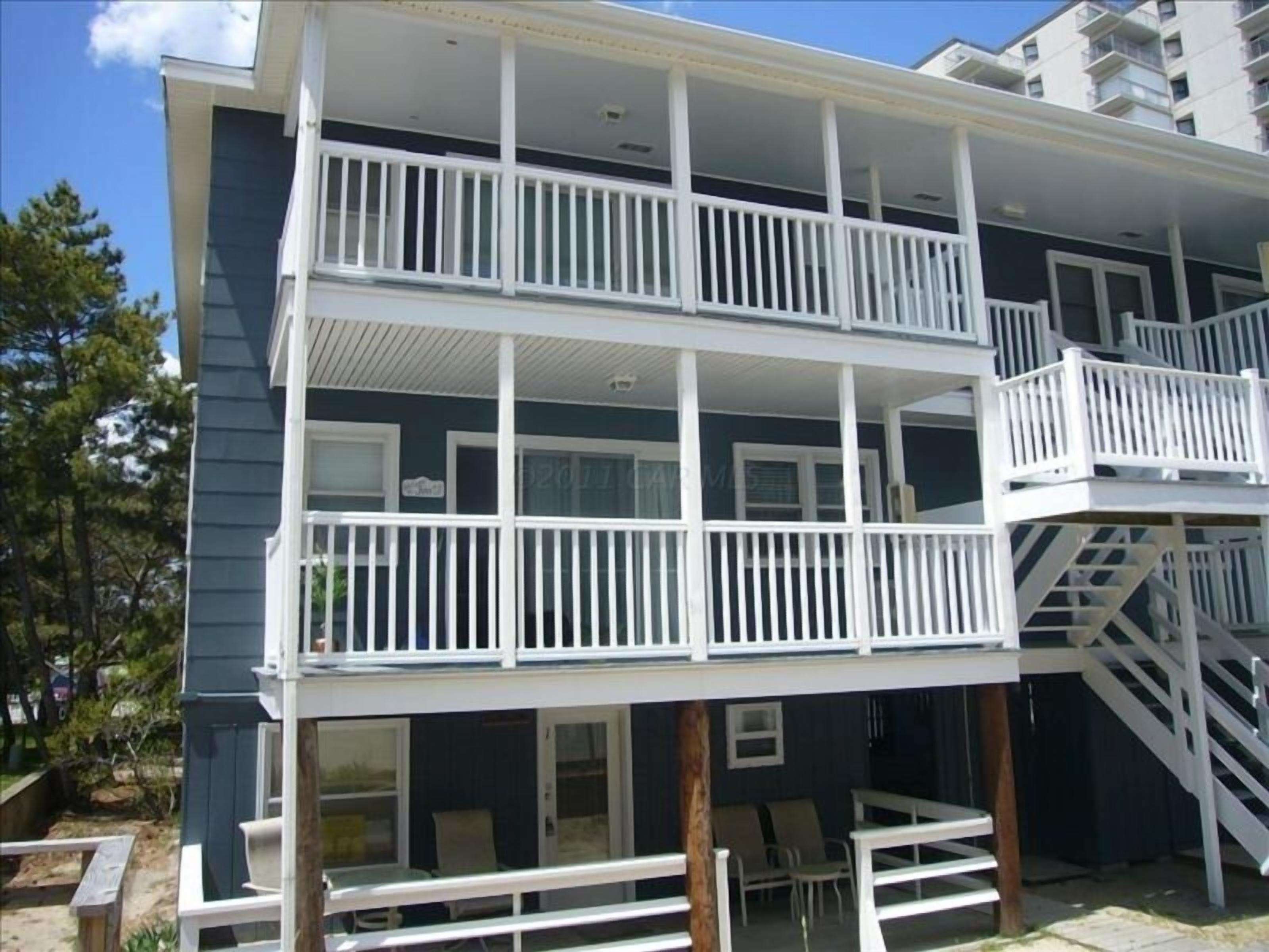 Lovely spacious 3 BR Condo - 88th St - 100 feet to the beach
