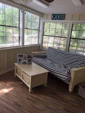 Smart TV, fireplace, DVD player, books - Almost Seaside - Waterfront Paradise On Cedar Creek Lake! (Gun Barrel City)