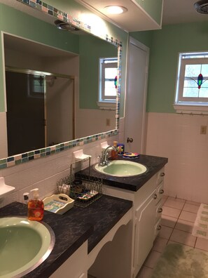 Combined shower/tub, towels