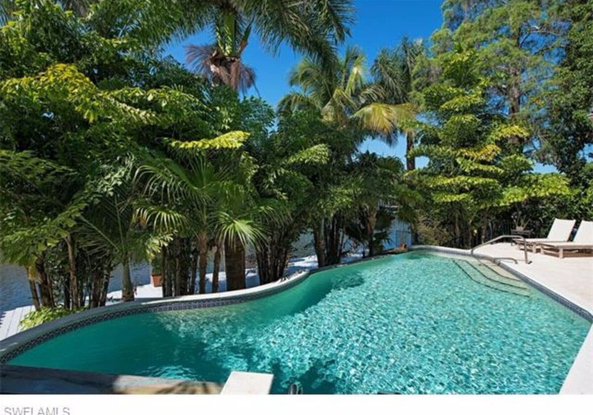 Waterfront, walk to beach and downtown Naples, Coveted Aqualane Shores Pool Home