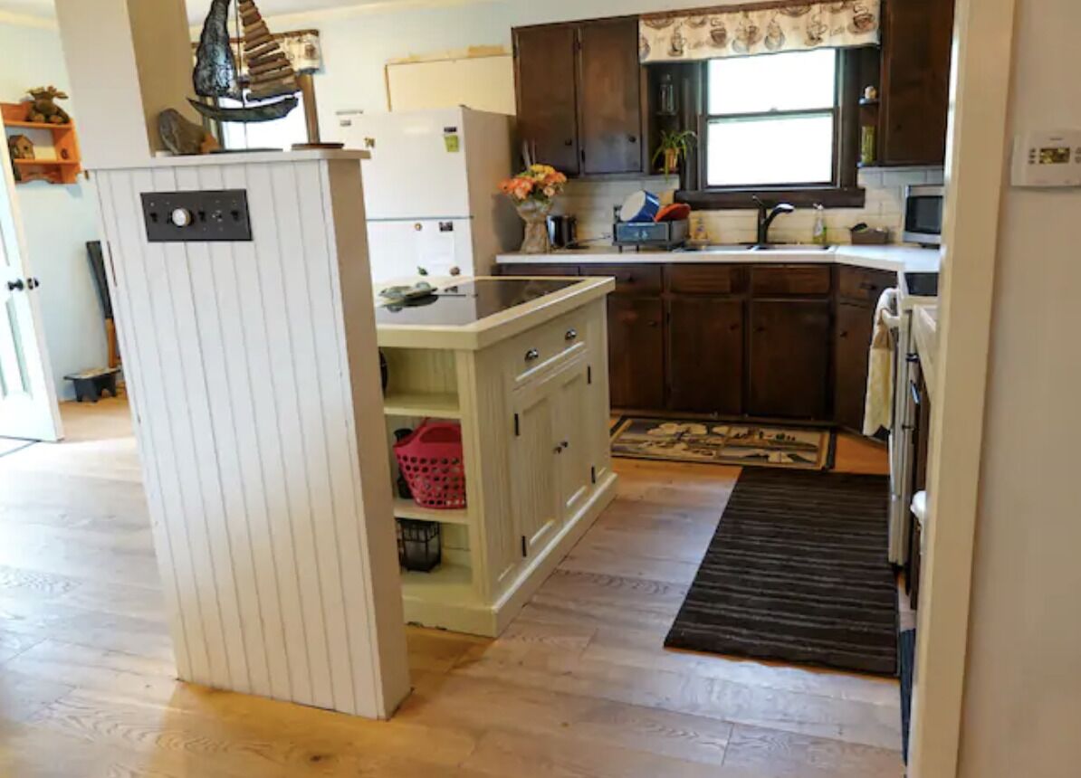 Log cabin on Lake St George! Family adventures await.