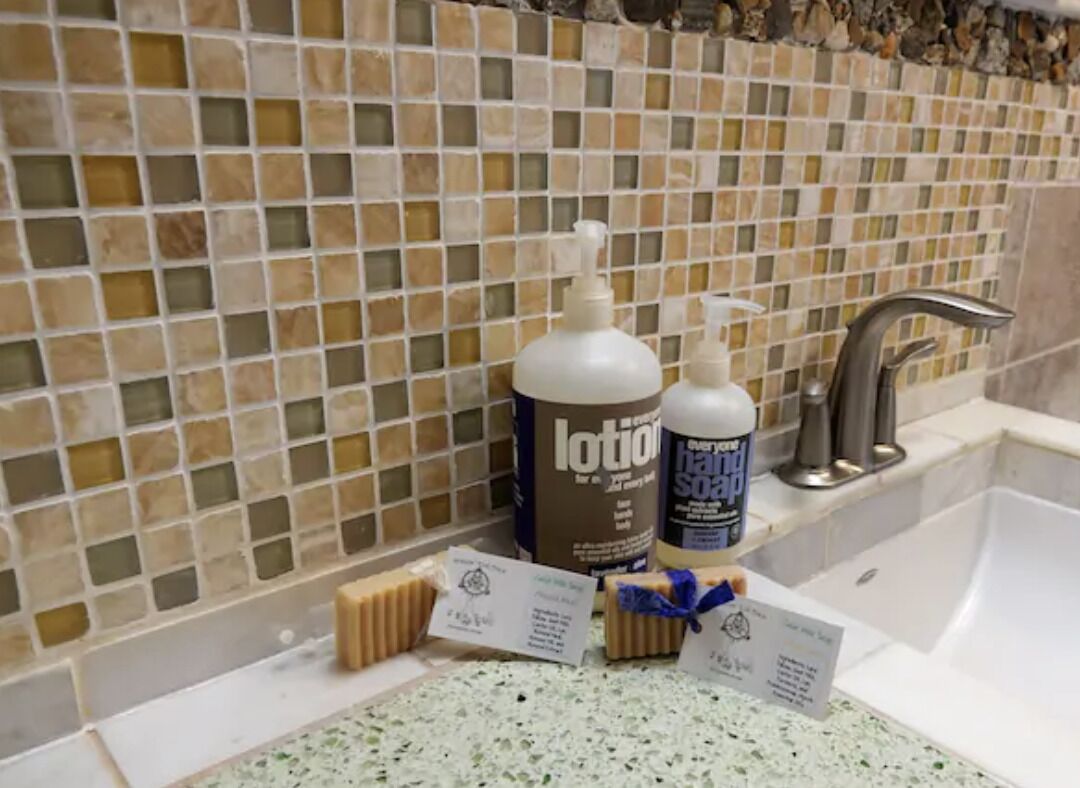 Log cabin on Lake St George! Family adventures await.