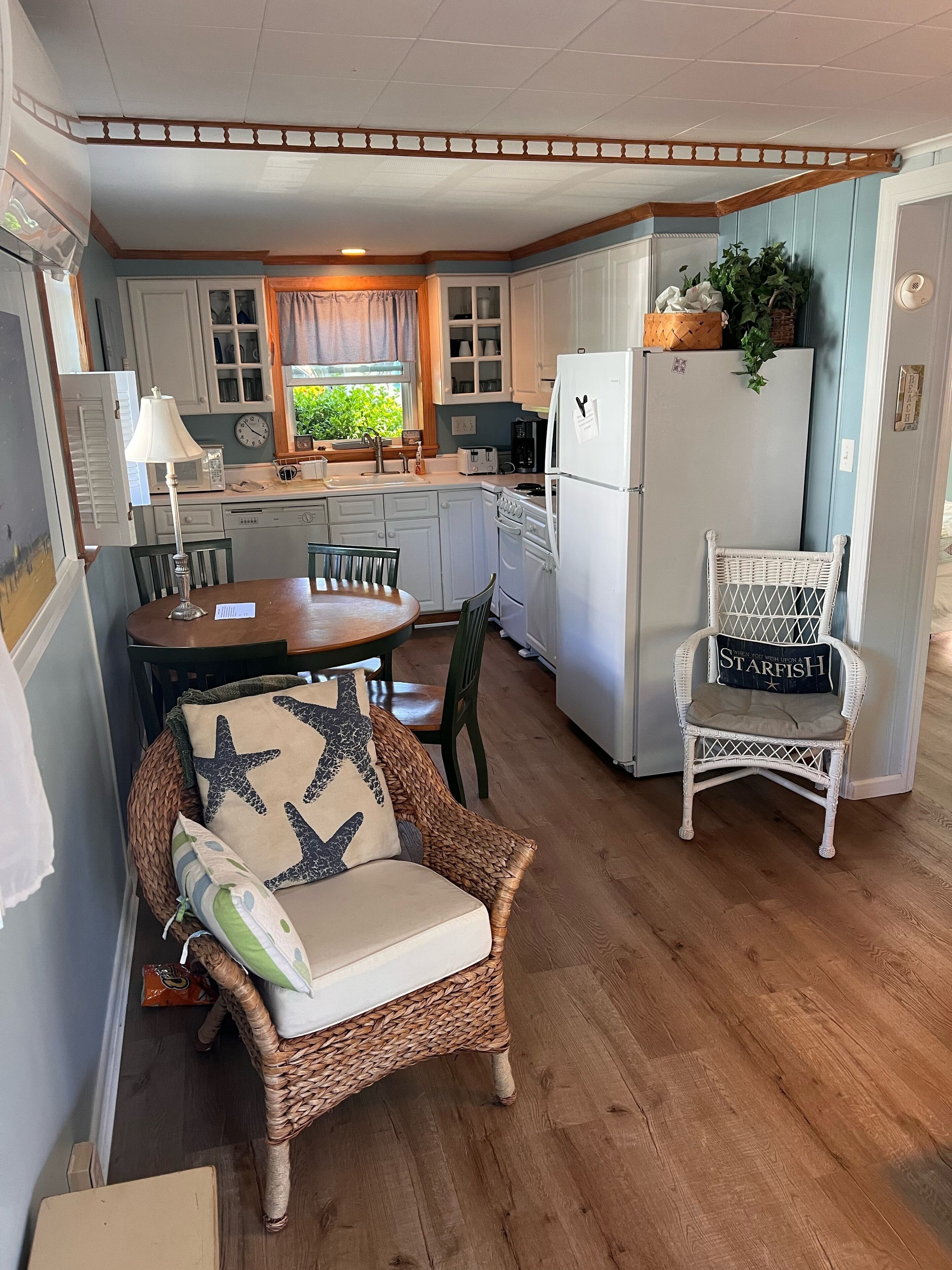 Great 2BR/1BA - 1/2 block to Beach with new fenced in patio!