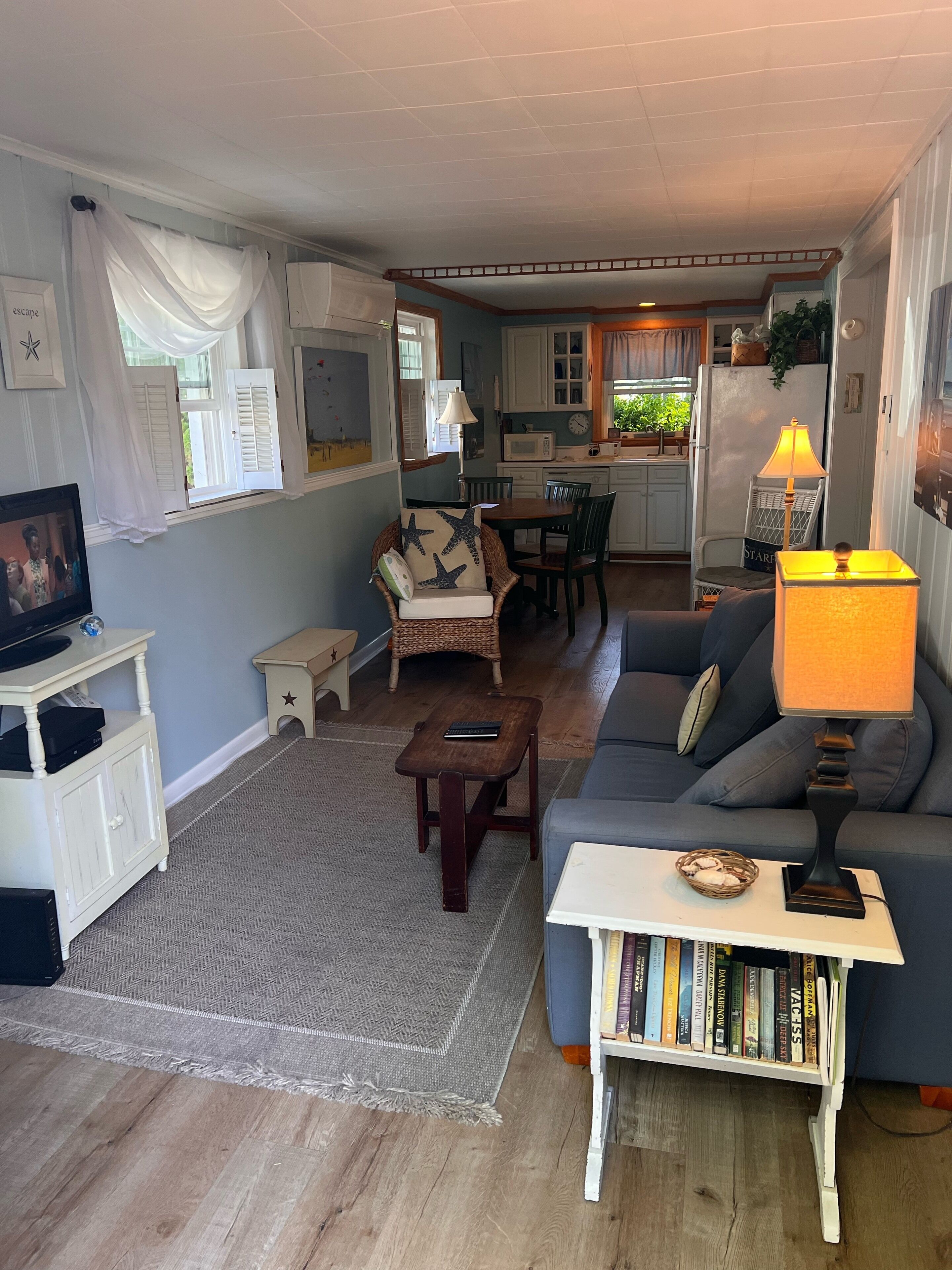 Great 2BR/1BA - 1/2 block to Beach with new fenced in patio!