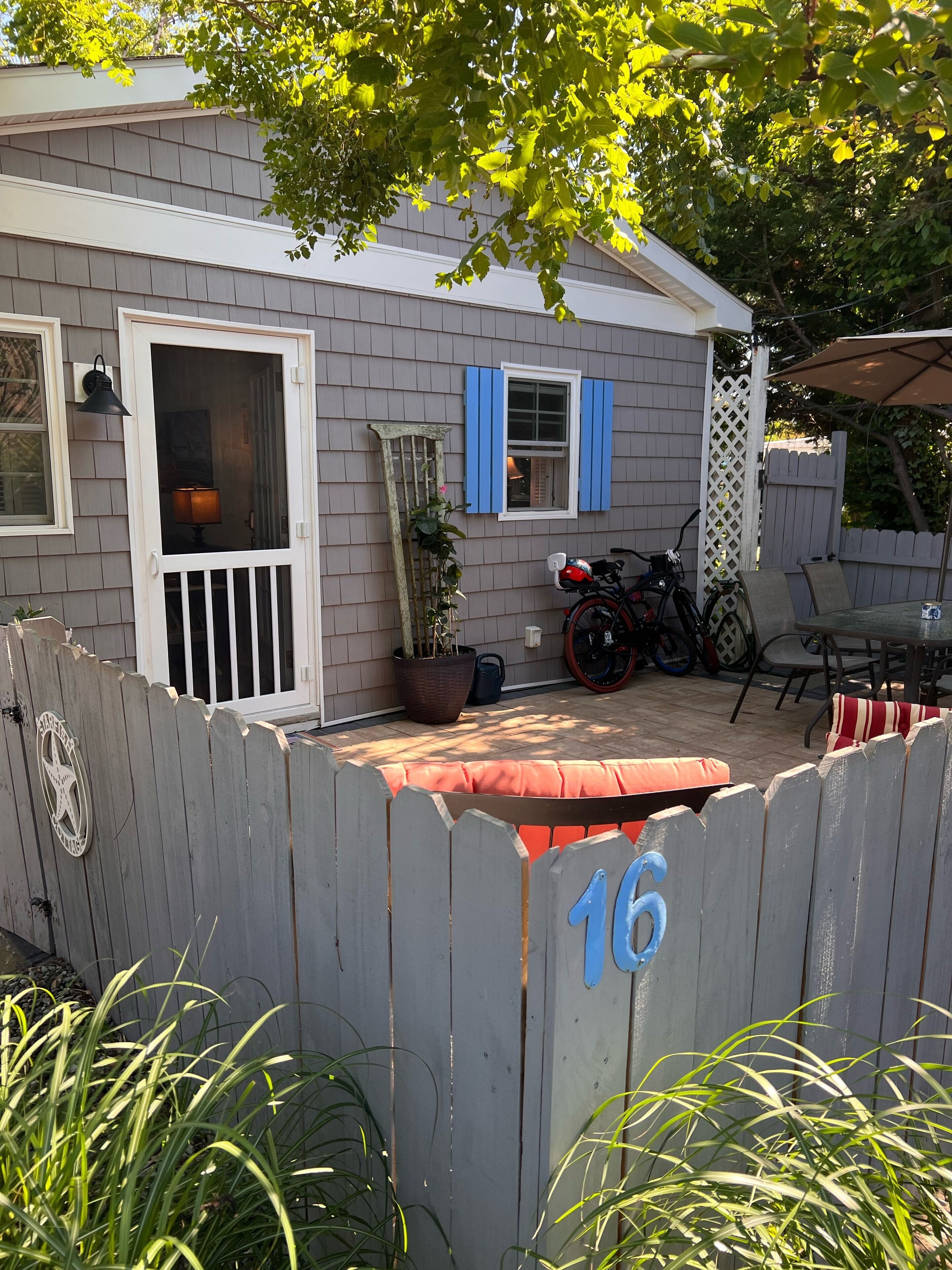 Great 2BR/1BA - 1/2 block to Beach with new fenced in patio!
