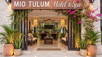 Entrada de hotel com uma placa indicando 'MIO TULUM Hotel & Spa'.