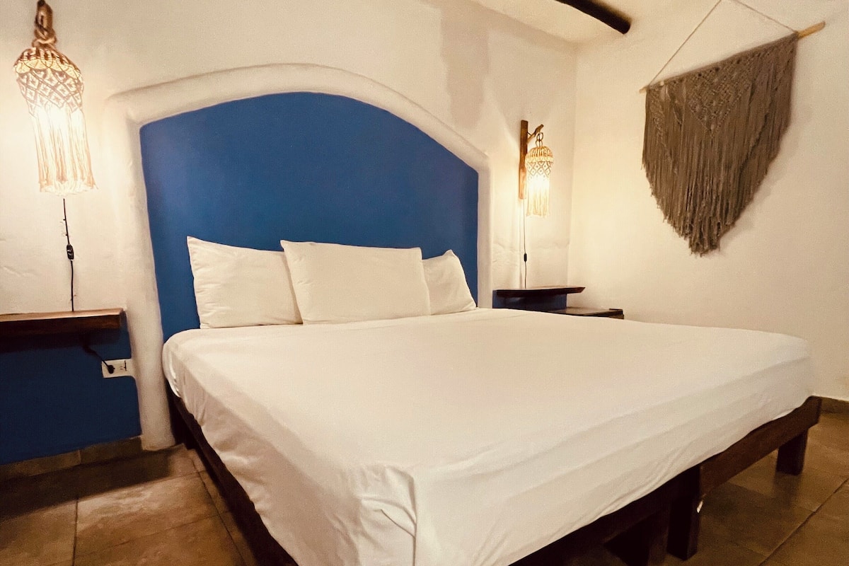 Decoración personalizada, muebles diferentes, escritorio y wifi gratis