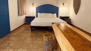 Decoración personalizada, muebles diferentes, escritorio y wifi gratis