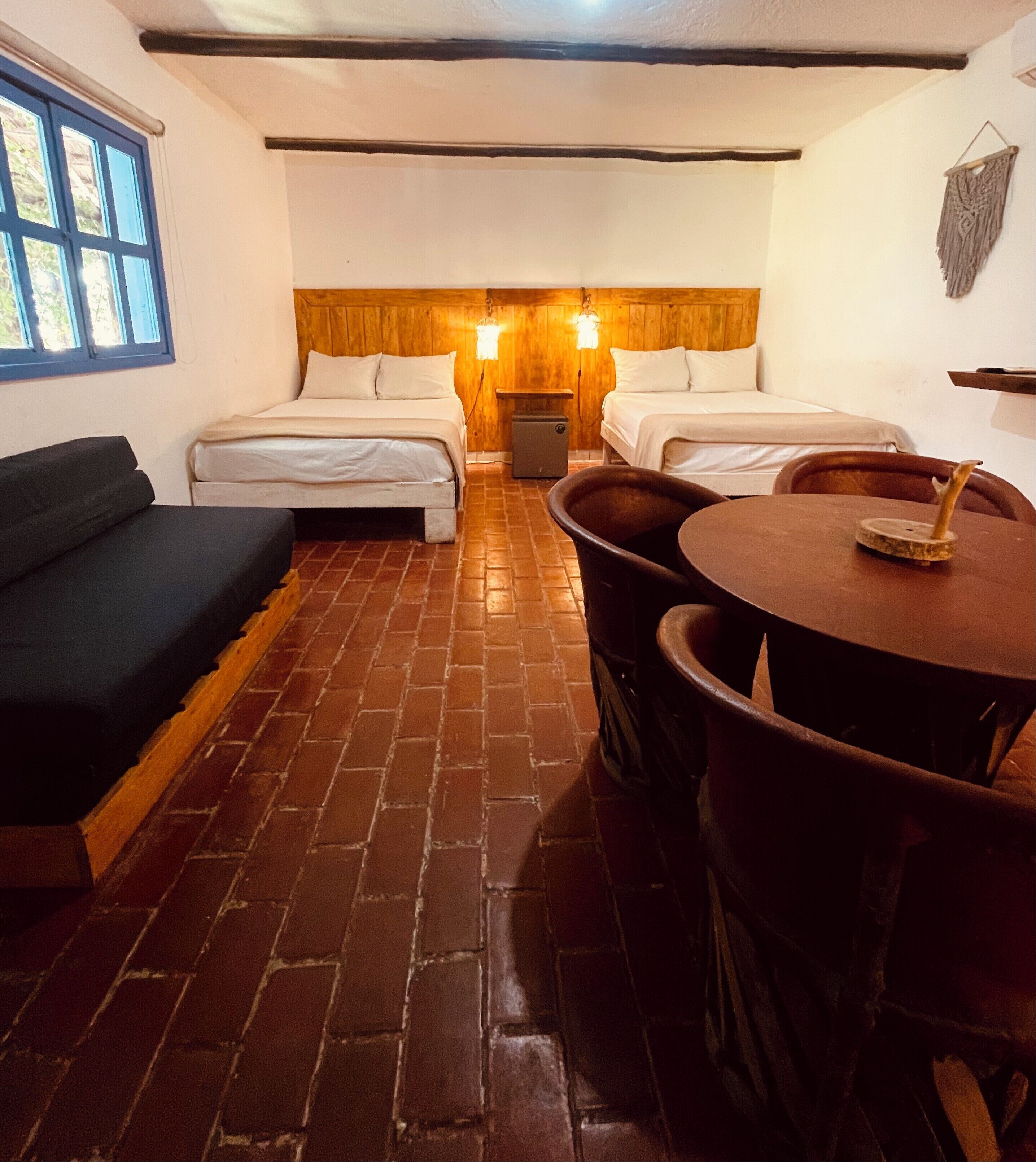 Suite familiar, varias camas, no fumadores | Escritorio, wifi gratis, decoración individual y mobiliario individual
