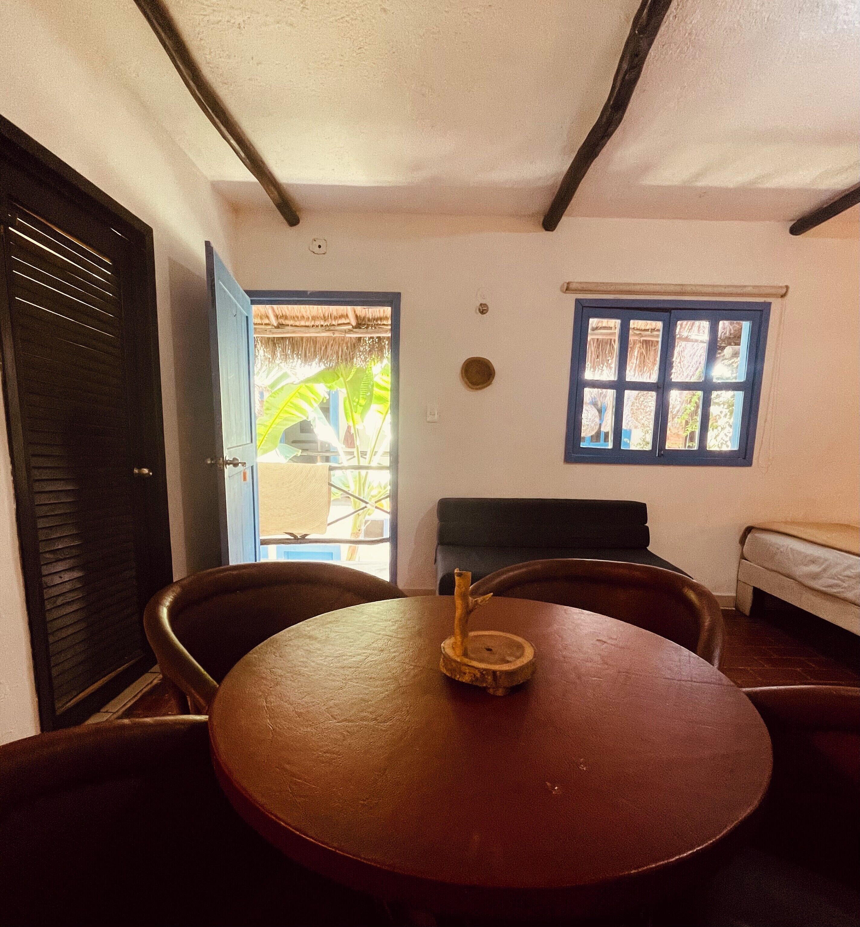 Suite familiar, varias camas, para no fumadores | Decoración personalizada, muebles diferentes, escritorio y wifi gratis 