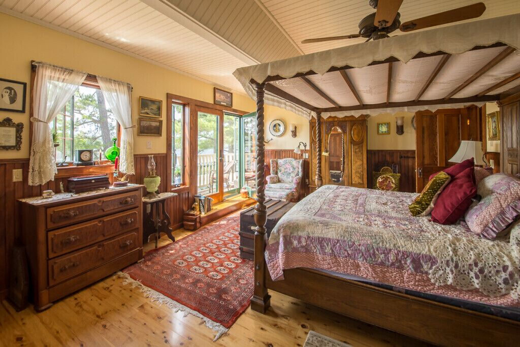 Maine Luxury  Lakehouse Awaits your Visit-Days are Simple and Relaxed.