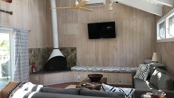 Smart TV, books, stereo