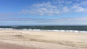 In Strandnähe, Liegestühle, Strandtücher