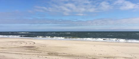 Vlak bij het strand, ligstoelen aan het strand, strandlakens