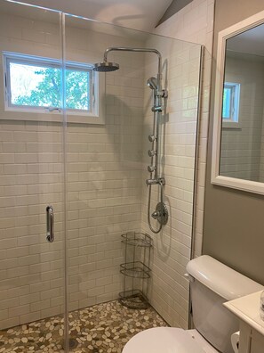 Douche, séchoir à cheveux, serviettes fournies, savon