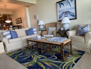 Een smart-tv, een tafeltennistafel en boeken