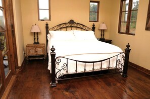 3 habitaciones, tabla de planchar con plancha, wifi y ropa de cama