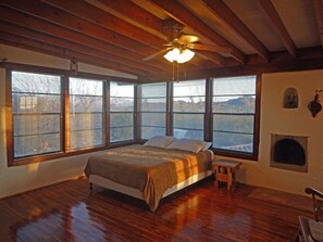2 bedrooms, WiFi, bed sheets - La Paloma Triste: Classic Adobe Near Big Bend NP (Terlingua)
