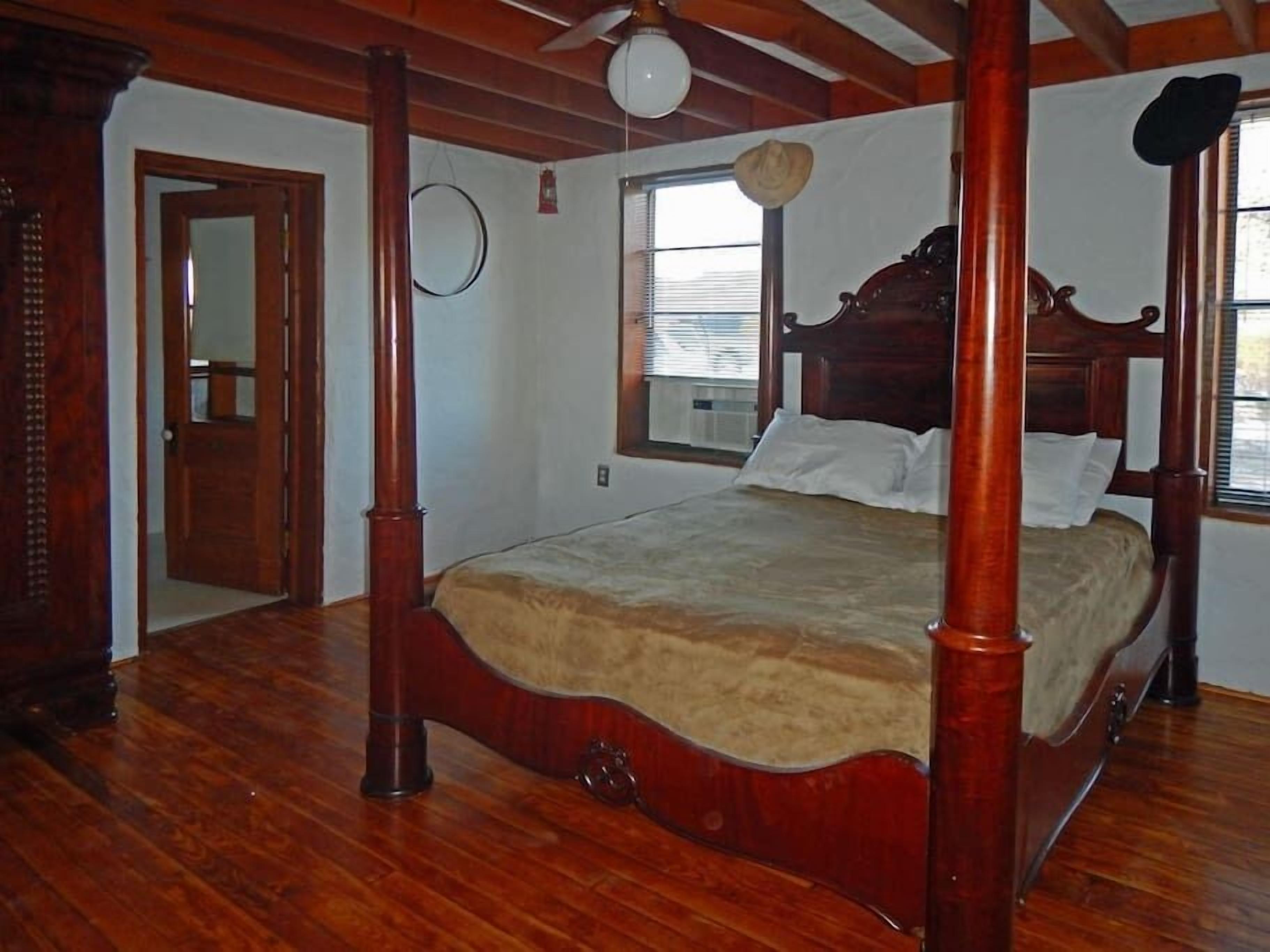 La Paloma Triste: Classic Adobe Near Big Bend NP