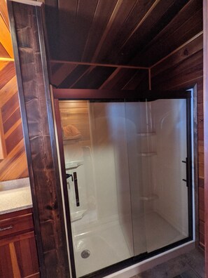 Shower, hair dryer, towels, soap - Amazing Cabin on 15 Acres of Woods Adjacent to Custer State Park (Custer)