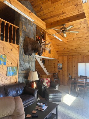 Smart TV, DVD player, books, video library - Amazing Cabin on 15 Acres of Woods Adjacent to Custer State Park (Custer)