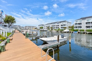 Marina - Beautiful 2 BR 2 BA Unit on a Peaceful Canal with a Pool & Views of Fireworks (Ocean City)